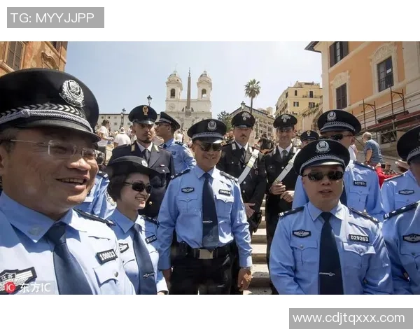 意大利街头热情亲吻足球明星视频引发网友热议与欢笑